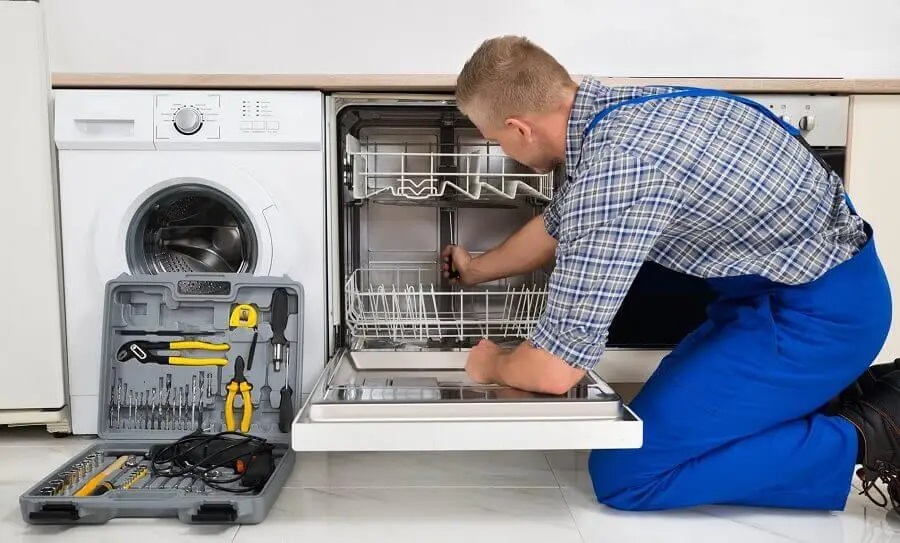 Gümüşova Maytag servisi teknisyen ekibi beyaz eşya tamiri yaparken